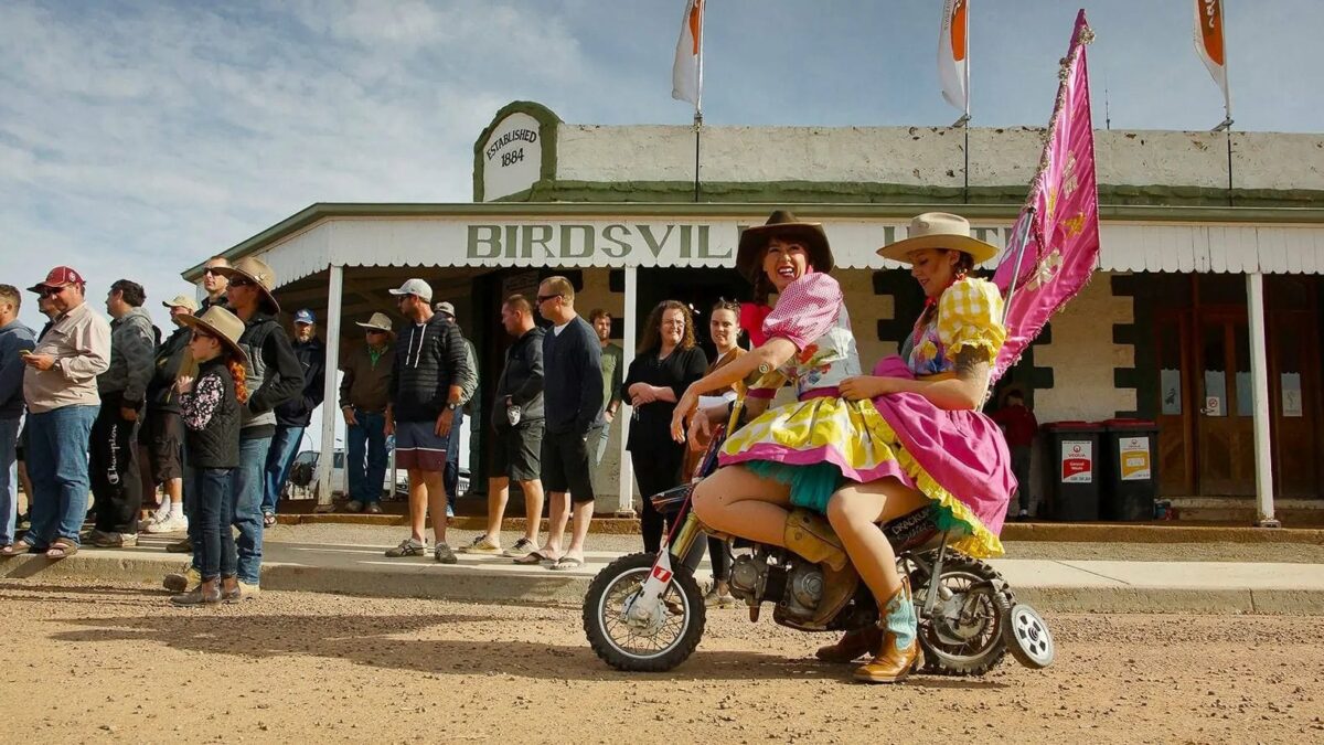 Innamincka Hotel Crackup Sisters